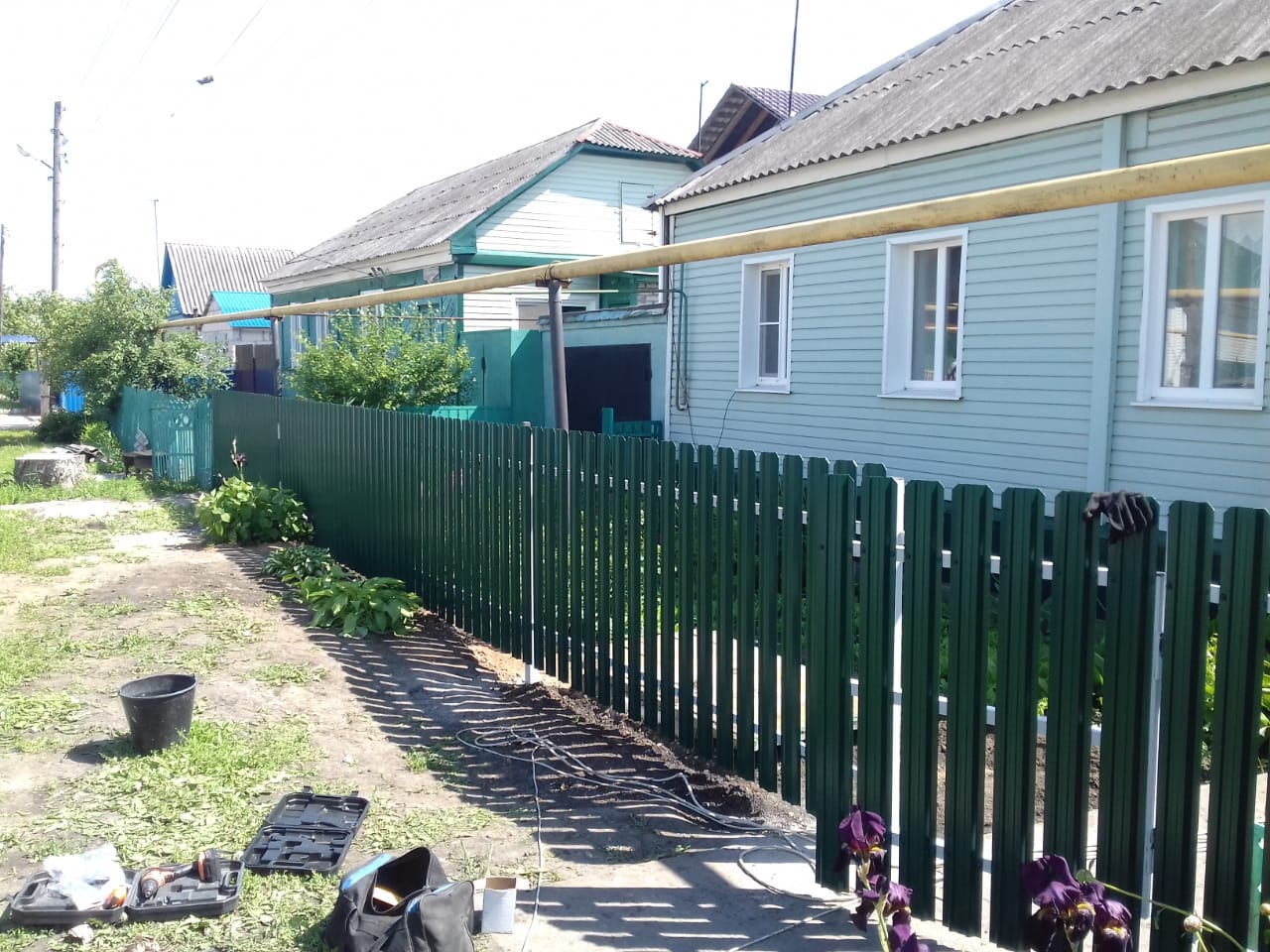 Комбинированный забор 25м штакетник и профлист, ворота, калитка фото в Экибастузе