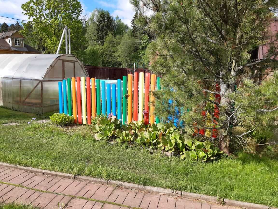 забор из разноцветного штакетника односторонний фото1 в Экибастузе