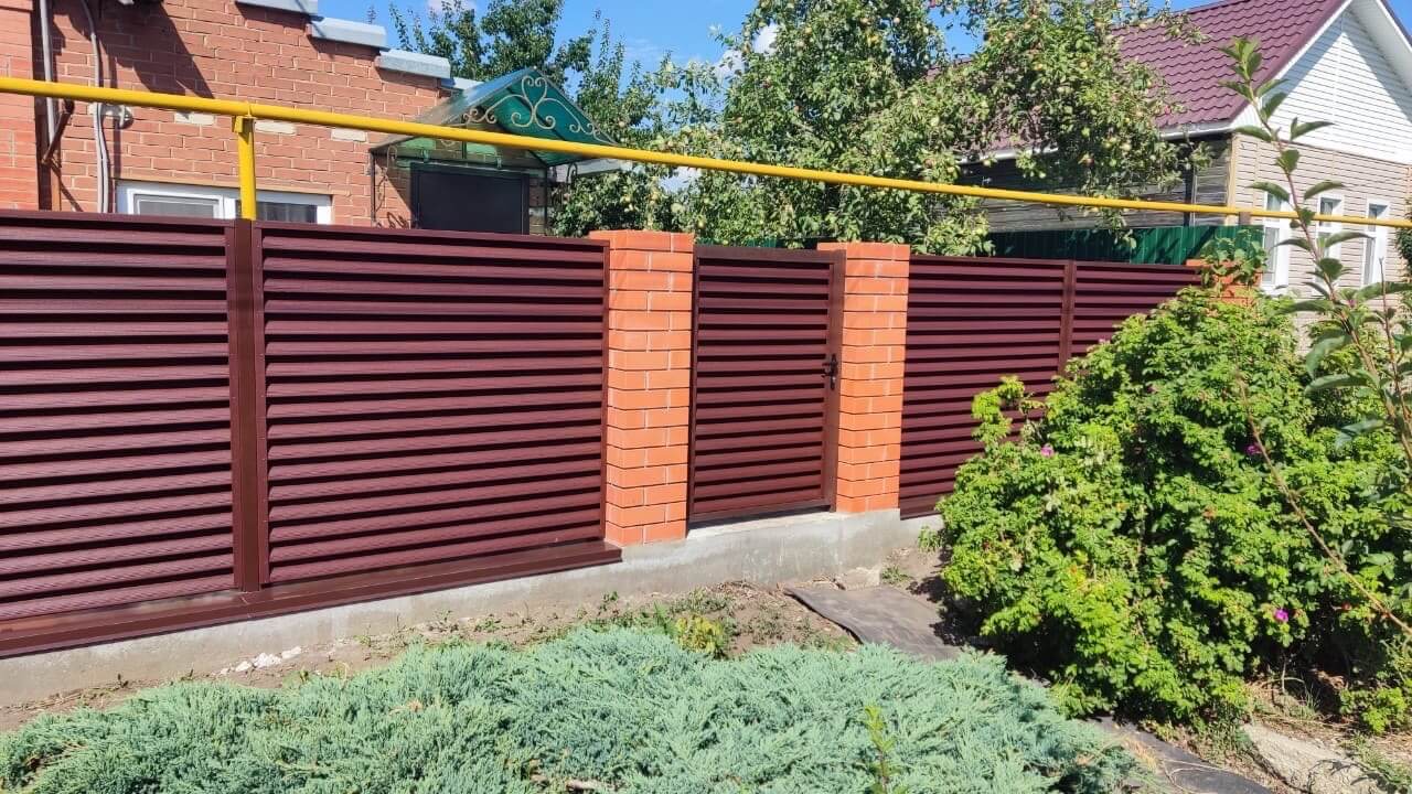 Забор-жалюзи из ламелей Еврожалюзи 20м RAL8017 Шоколад в Экибастузе