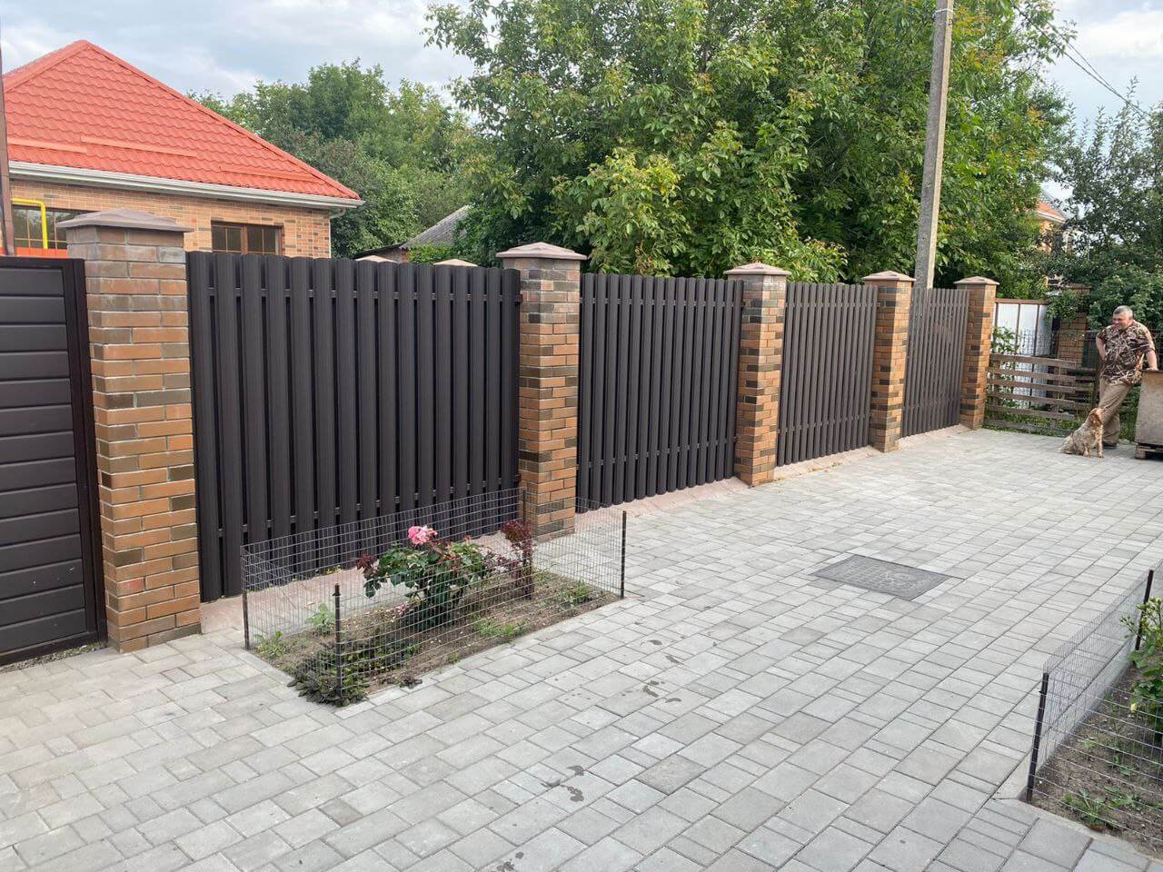 Забор из штакетника полукруглого 22м RAL8019 Темный Шоколад МАТТЕ фото 3 в Экибастузе
