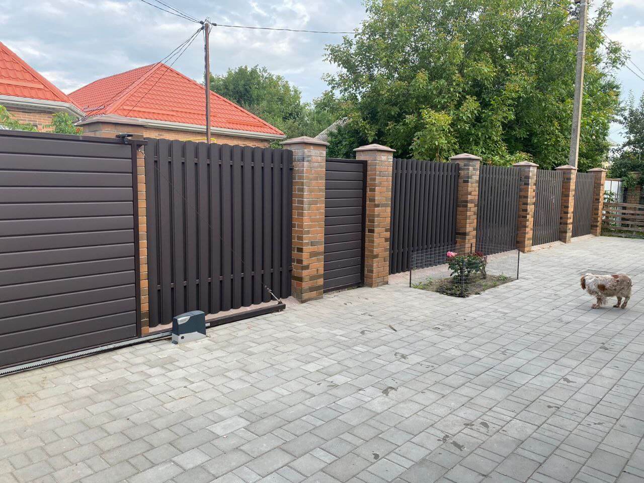 Забор из штакетника полукруглого 22м RAL8019 Темный Шоколад МАТТЕ фото 2 в Экибастузе