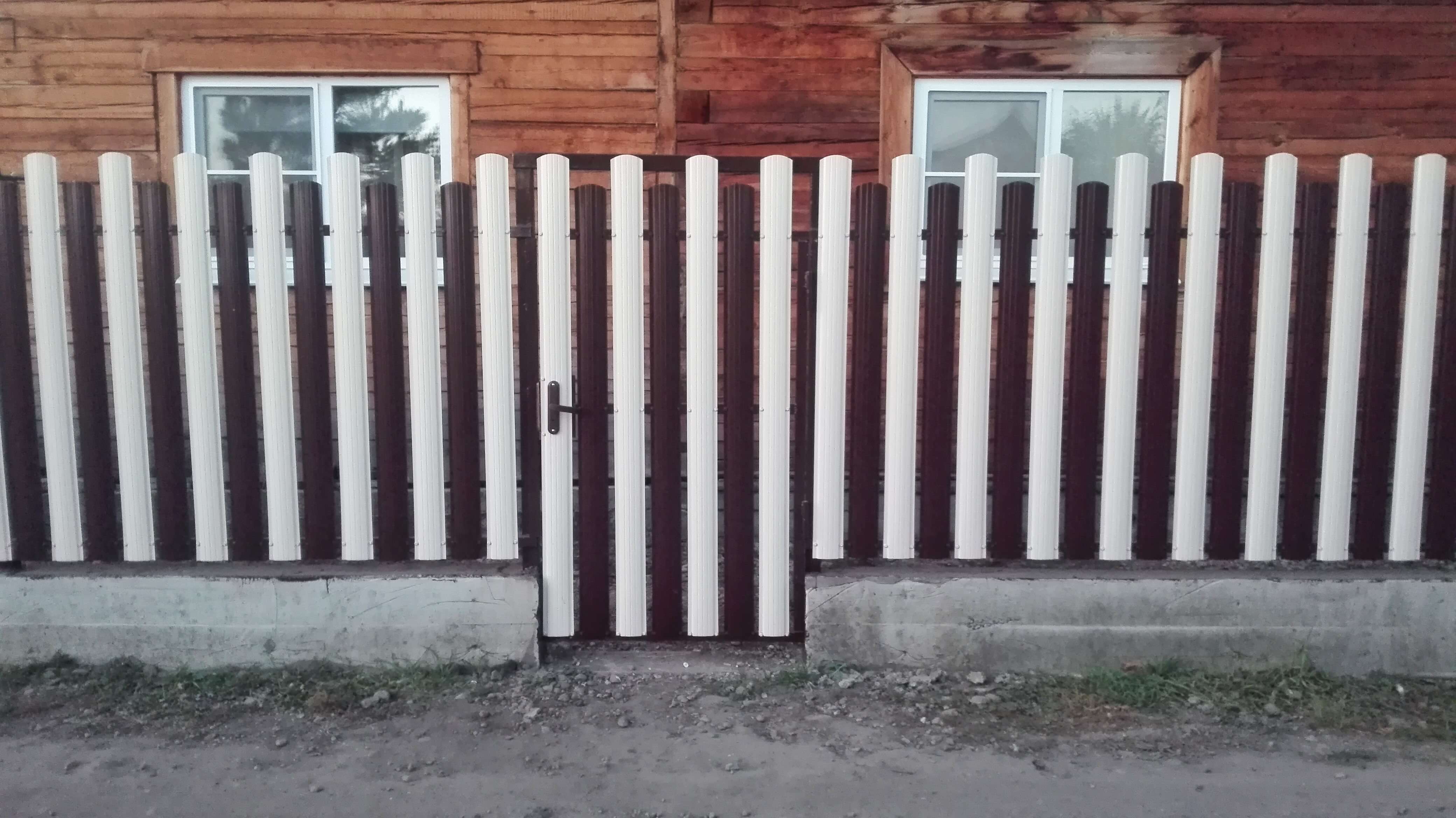 Двухцветный забор из евроштакетника 14м RAL8017 Шоколад + RAL9003 Белый в Экибастузе