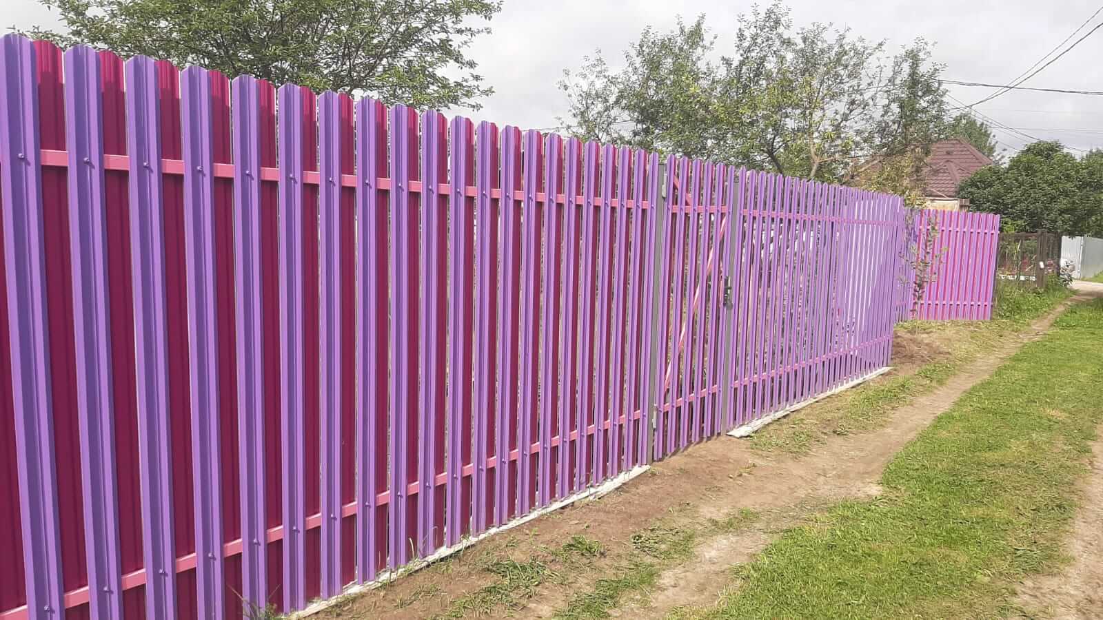 Двухцветный забор из евроштакетника 44м RAL4005 Сиреневый, RAL4006 Пурпурный фото 3 в Экибастузе