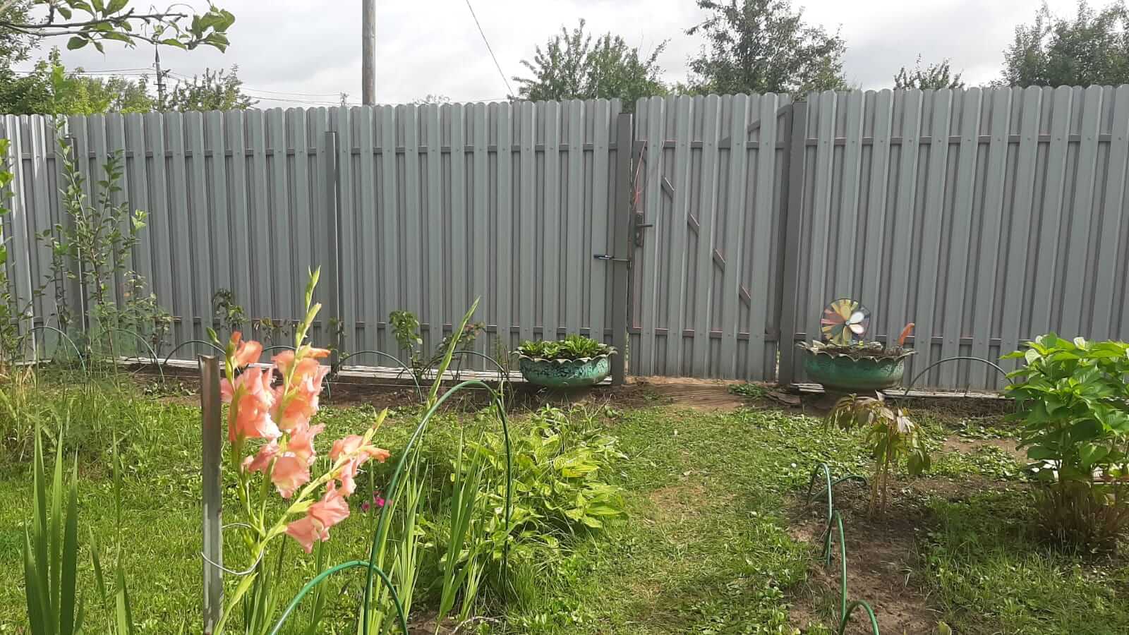 Двухцветный забор из евроштакетника 44м RAL4005 Сиреневый, RAL4006 Пурпурный фото 1 в Экибастузе
