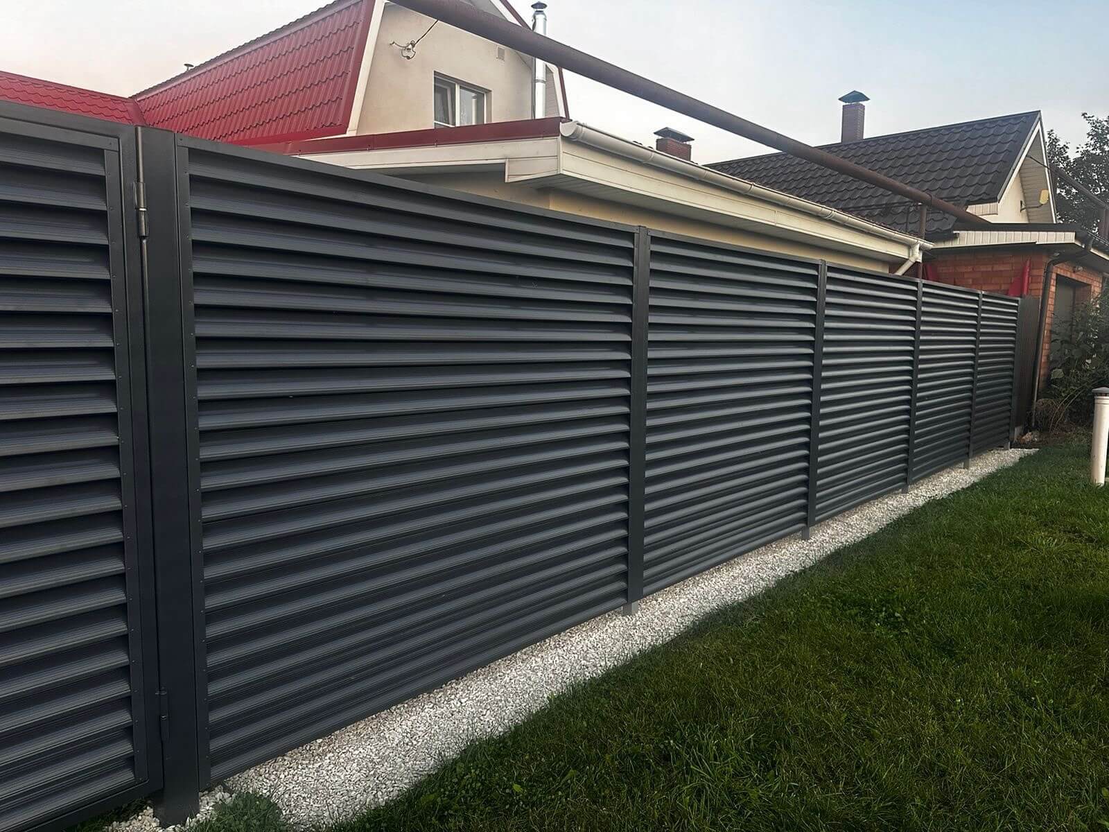 Забор из ламелей Еврожалюзи 26м RAL7024/7024 Серый Графит двусторонний фото 3 в Экибастузе