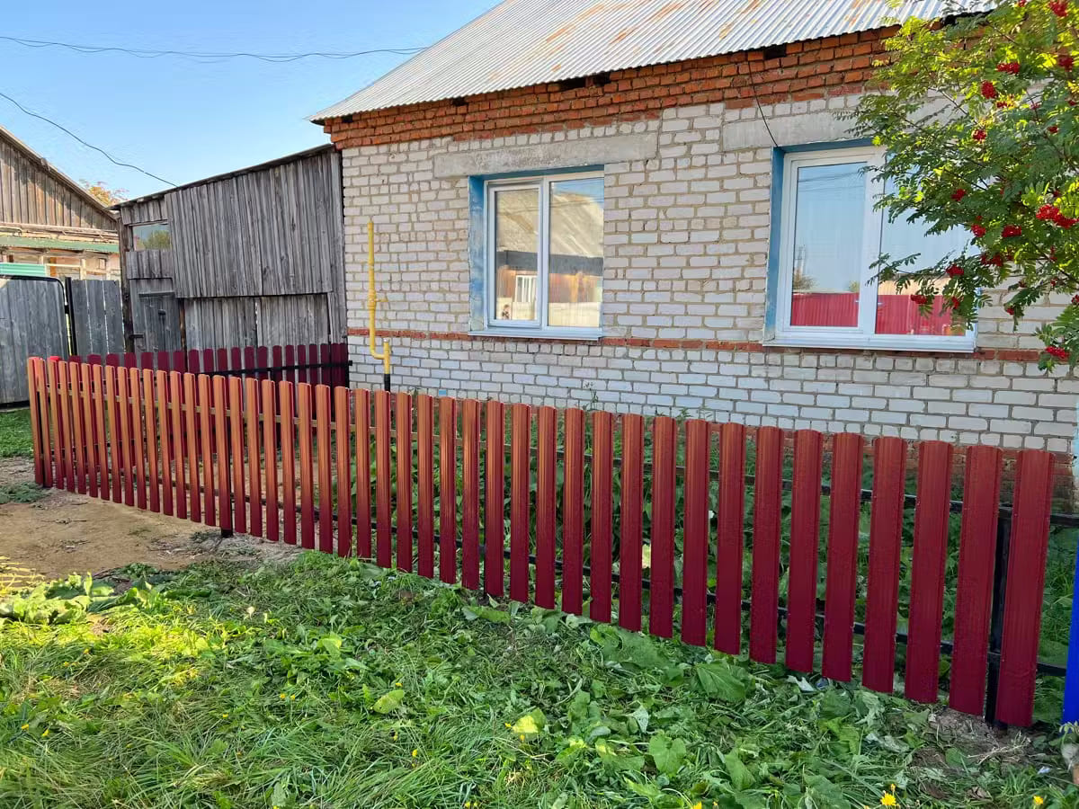 Забор из евроштакетника 9м RAL3005/3005 Красное Вино двусторонний в Экибастузе