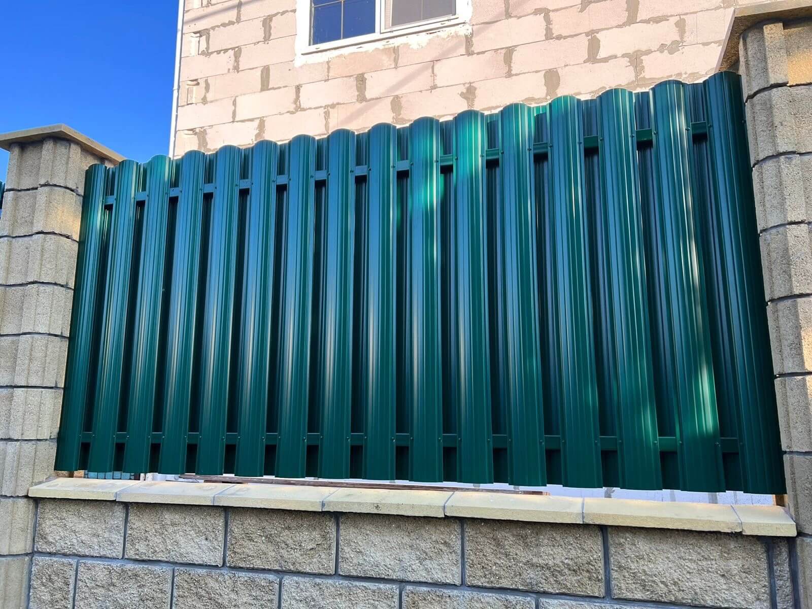 Забор из евроштакетника 22м RAL6005/6005 Зеленый Мох двусторонний фото 2 в Экибастузе