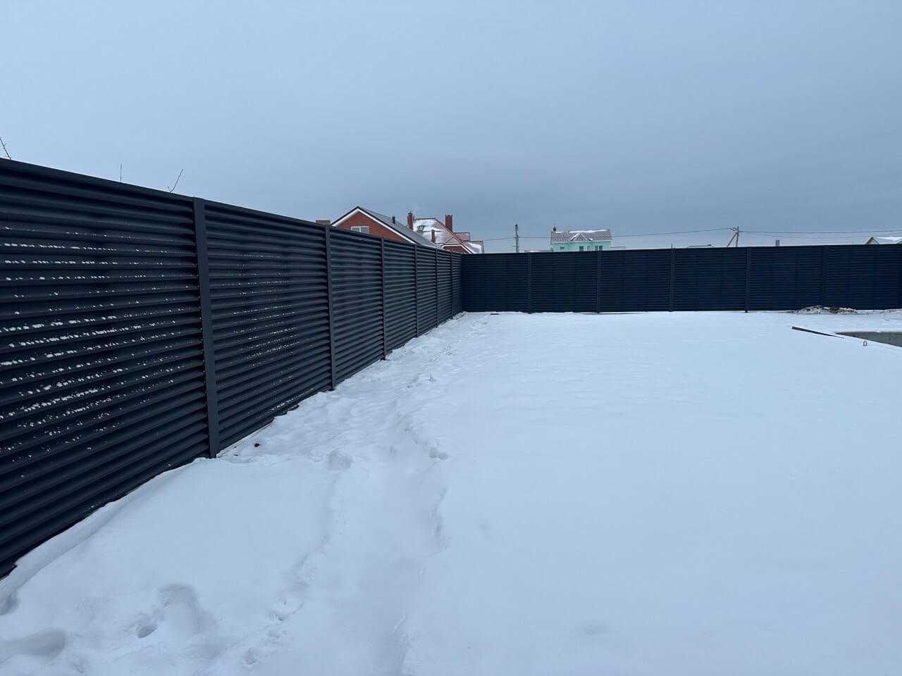 Забор-жалюзи из ламелей ЭКО-Z 130м RAL9005 Черный МАТТЕ фото 3 в Экибастузе