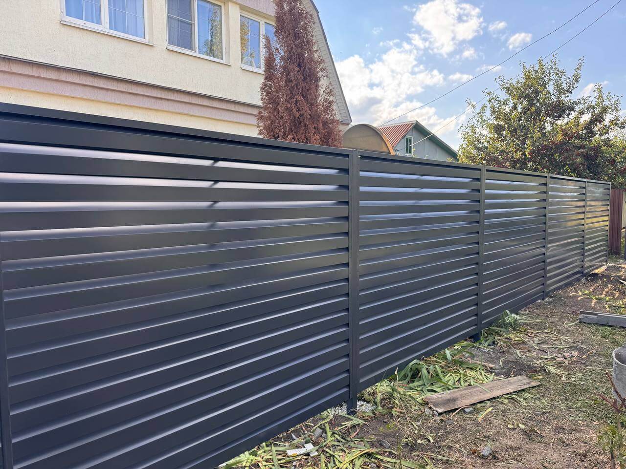 Забор-жалюзи из ламелей Хай-Тек 26м RAL7024/7024 Серый Графит двусторонний в Экибастузе