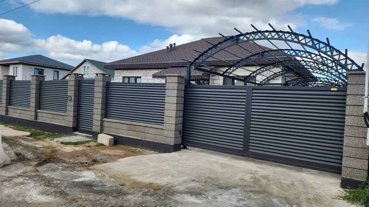 Забор-жалюзи из ламелей Реснички 27м RAL8019/8019 Темный Шоколад двусторонний МАТТЕ фото 2 в Экибастузе