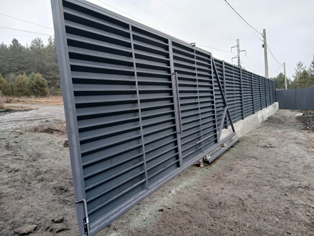 Забор-жалюзи из ламелей Хай-Тек 37м RAL7024/7024 Серый Графит двусторонний МАТТЕ фото 7 в Экибастузе