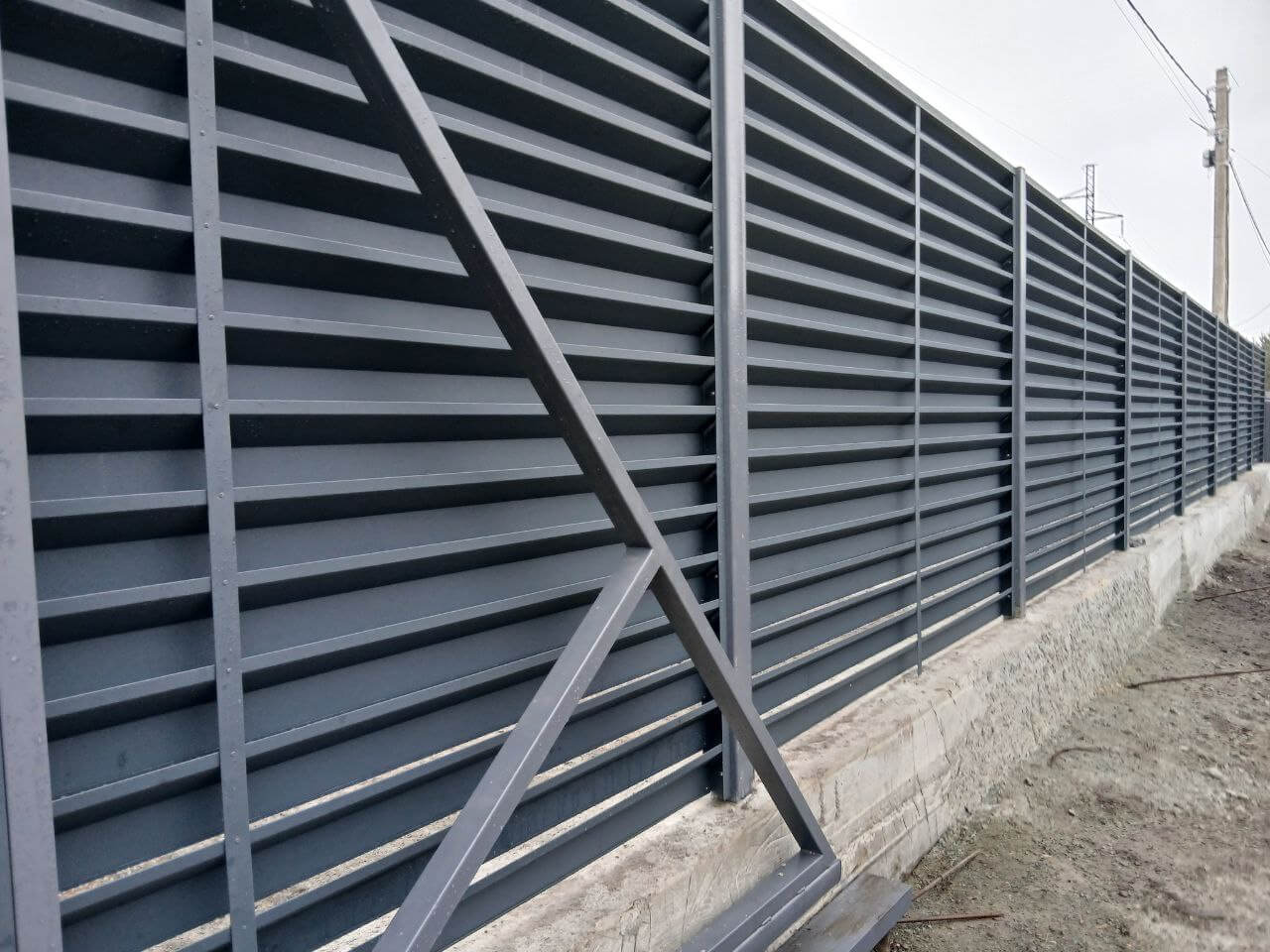 Забор-жалюзи из ламелей Хай-Тек 37м RAL7024/7024 Серый Графит двусторонний МАТТЕ фото 4 в Экибастузе