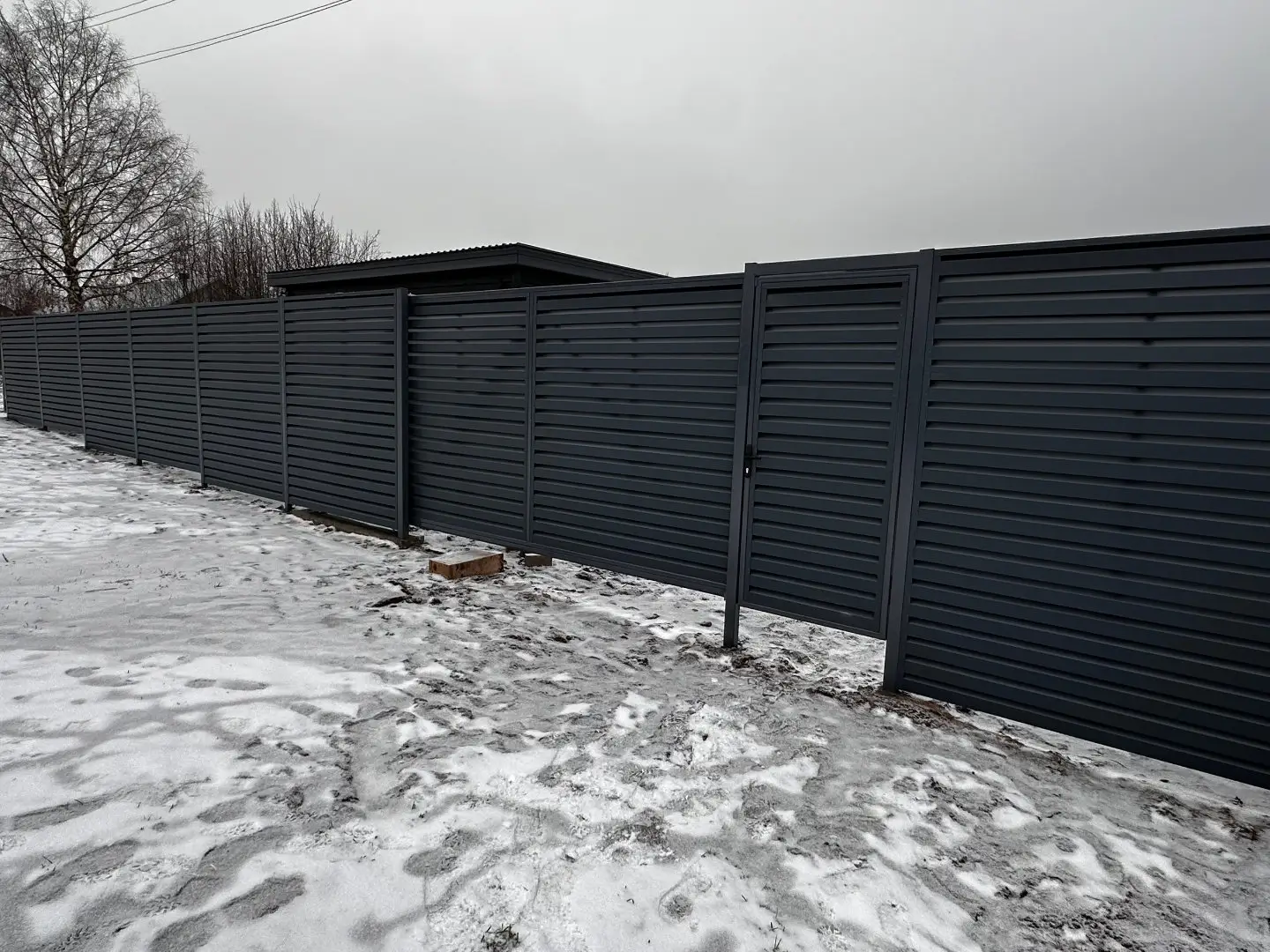 Забор-жалюзи из ламелей Хай-Тек 20м RAL7024/7024 Серый Графит двусторонний МАТТЕ фото 4 в Экибастузе